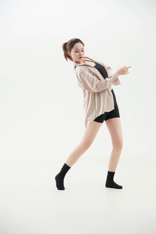 跳现代舞的亚洲舞蹈演员图片