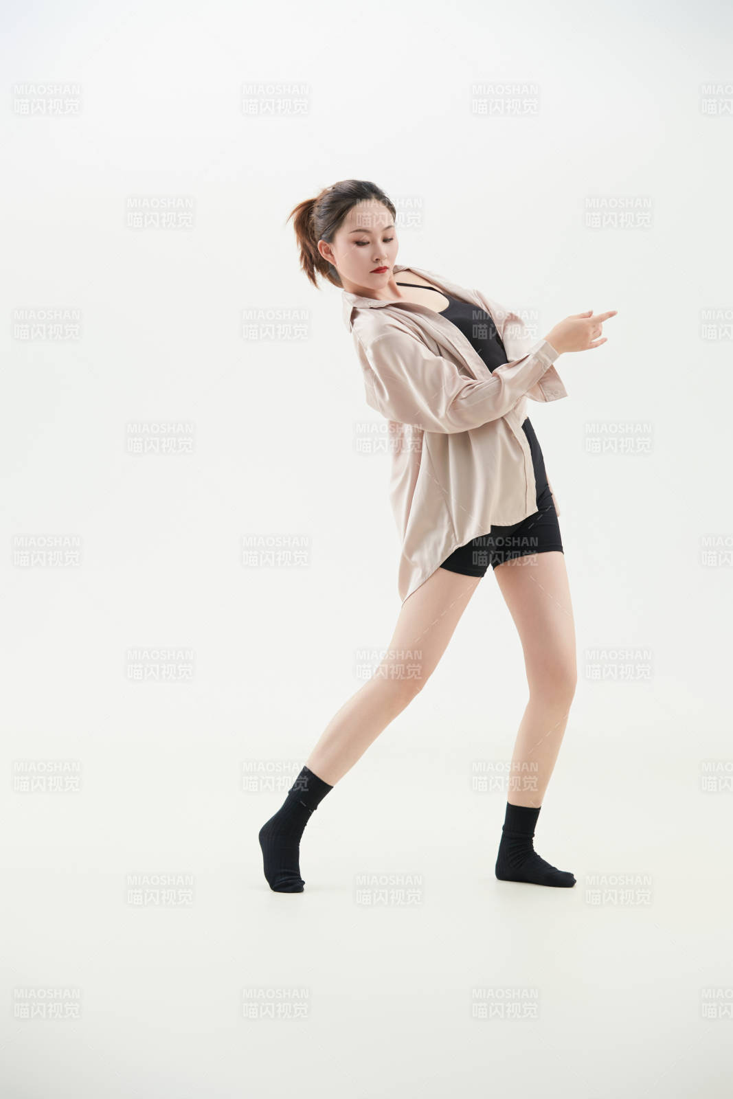 跳现代舞的亚洲舞蹈演员图片