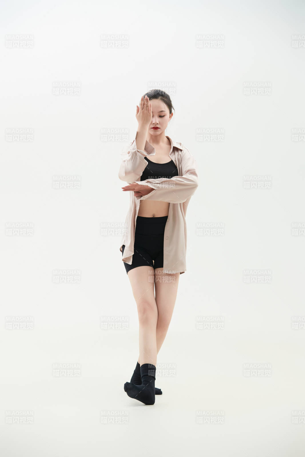 跳现代舞的亚洲舞蹈演员图片