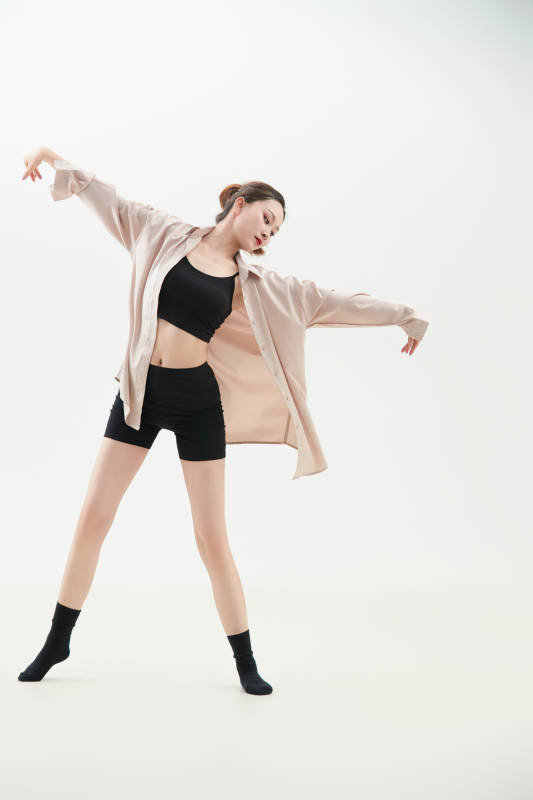 跳现代舞的亚洲舞蹈演员图片