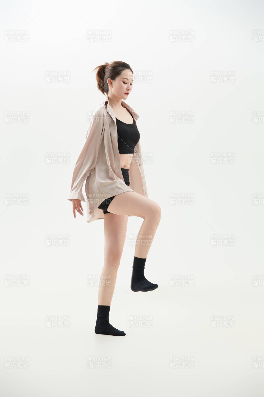 跳现代舞的亚洲舞蹈演员图片