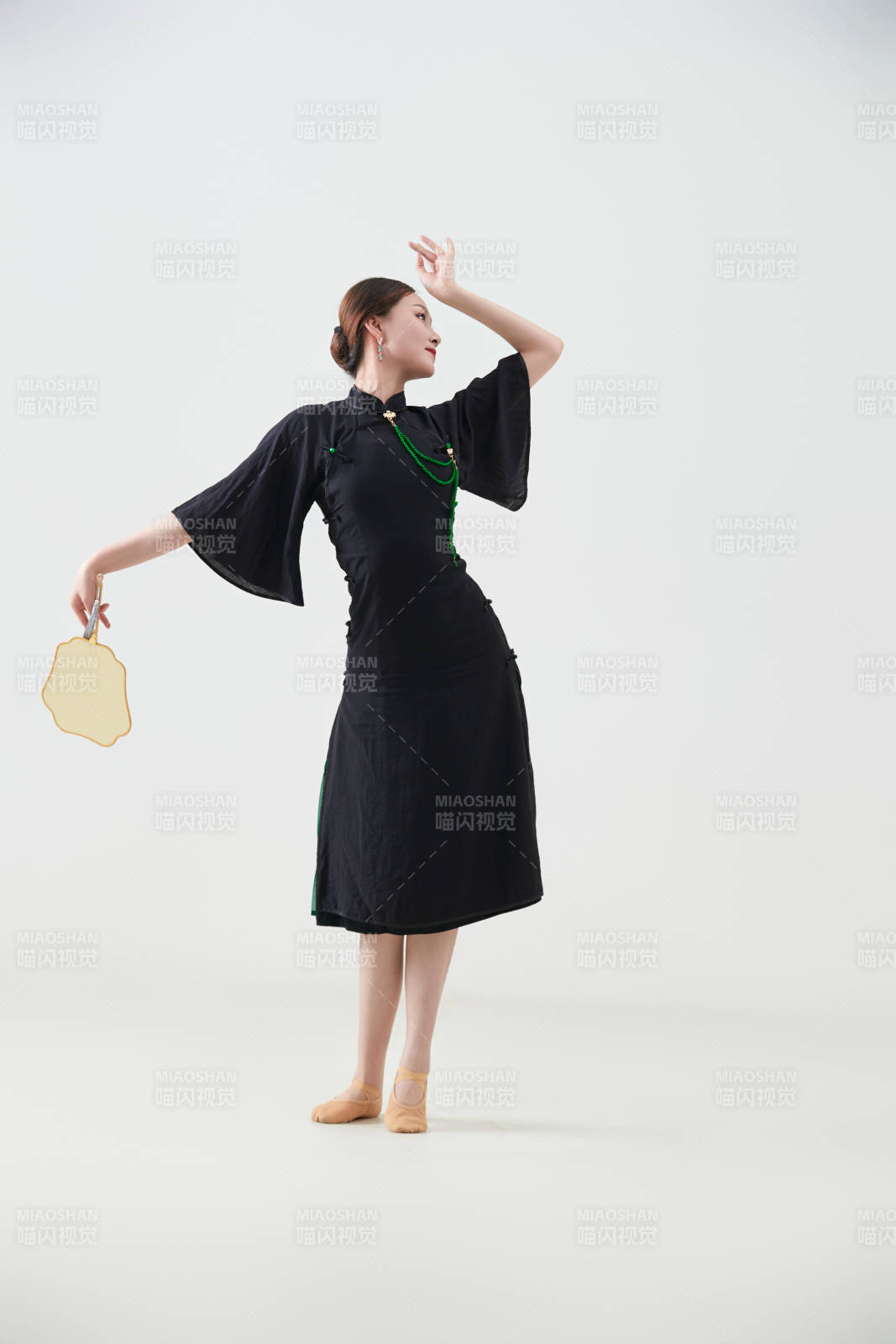 穿着中式旗袍翩翩舞蹈的亚洲少女舞者图片