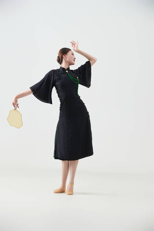 穿着中式旗袍翩翩舞蹈的亚洲少女舞者图片