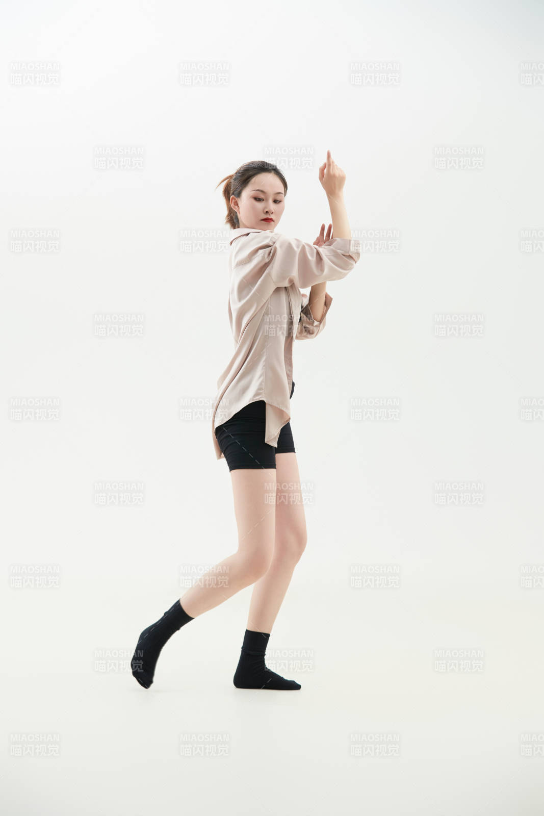 跳现代舞的亚洲舞蹈演员图片