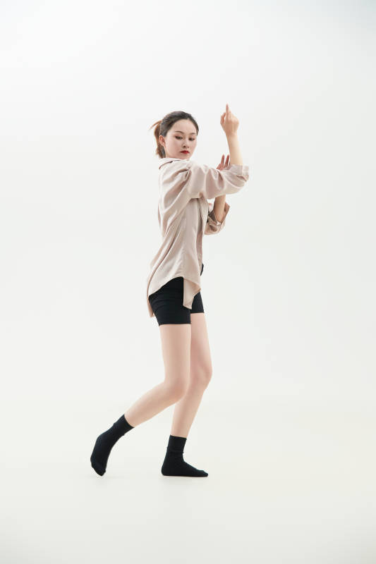 跳现代舞的亚洲舞蹈演员图片