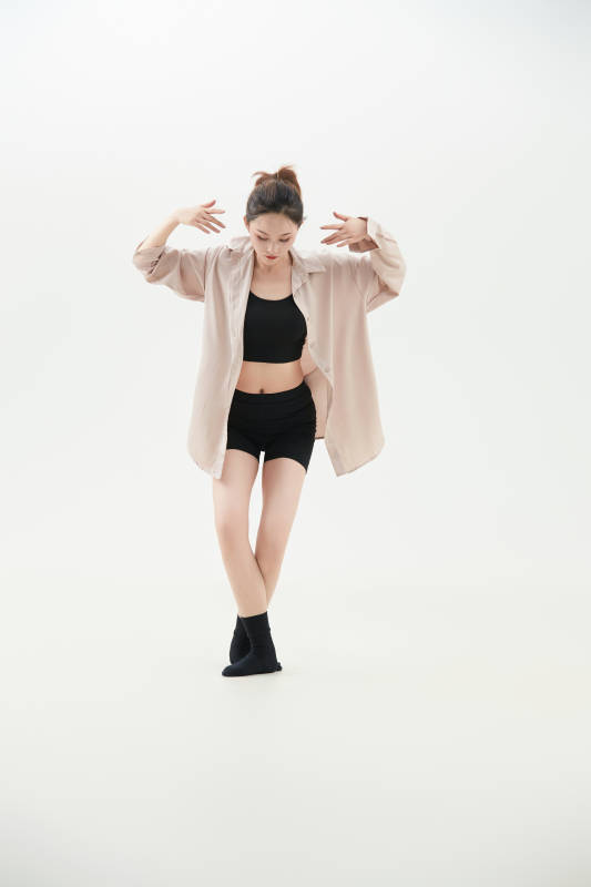 跳现代舞的亚洲舞蹈演员图片