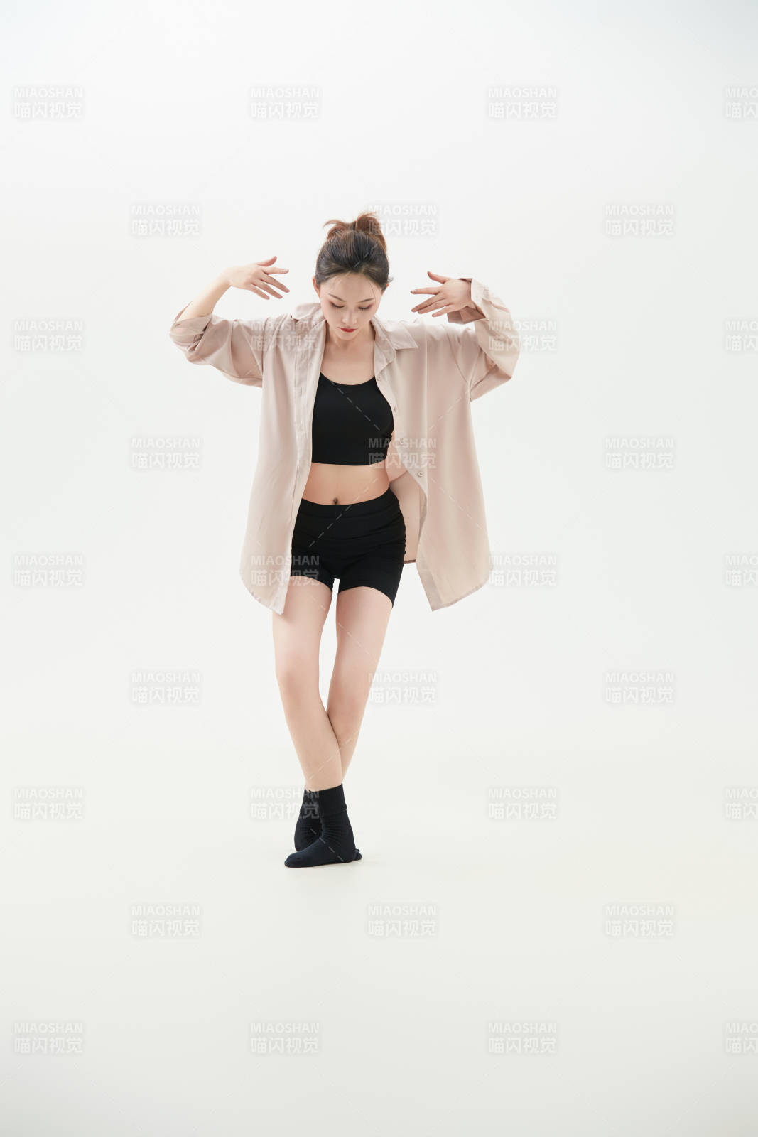 跳现代舞的亚洲舞蹈演员图片