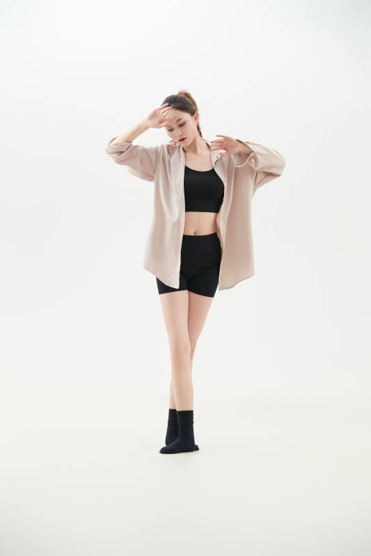 跳现代舞的亚洲舞蹈演员图片