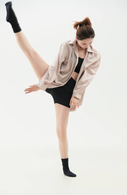 跳现代舞的亚洲舞蹈演员图片