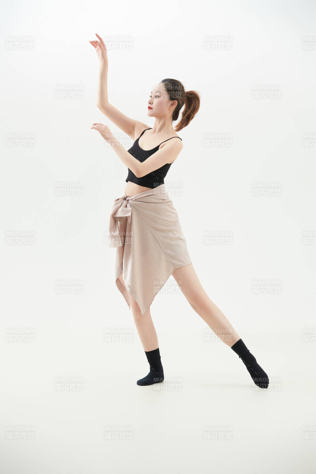 跳现代舞的亚洲舞蹈演员图片