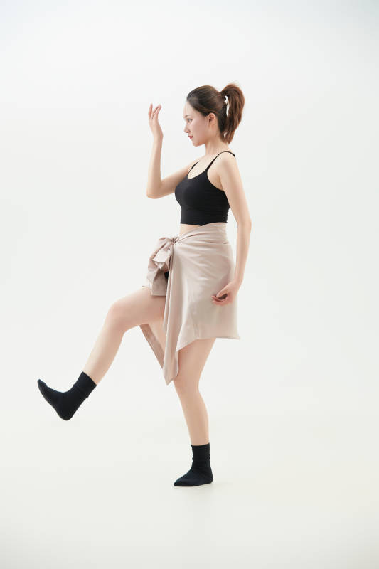 跳现代舞的亚洲舞蹈演员图片