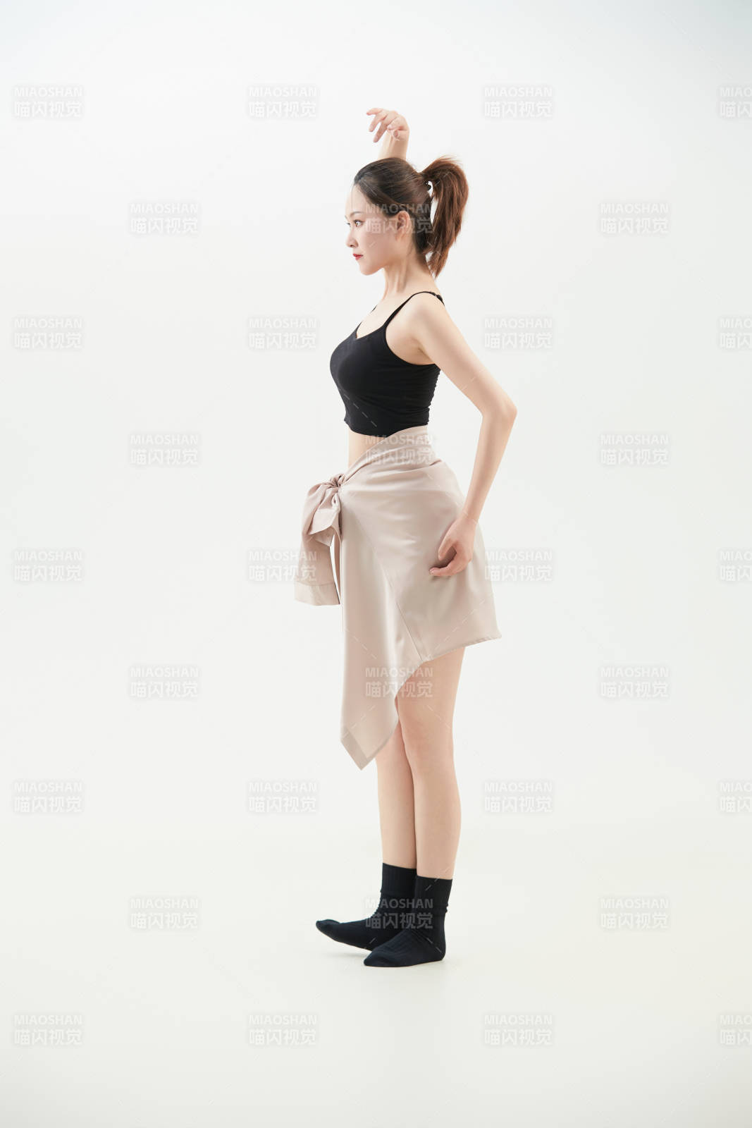 跳现代舞的亚洲舞蹈演员图片