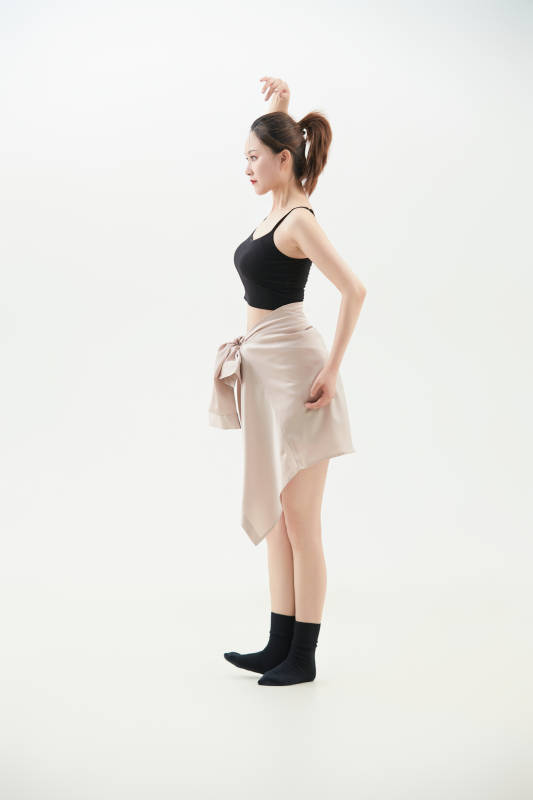 跳现代舞的亚洲舞蹈演员图片