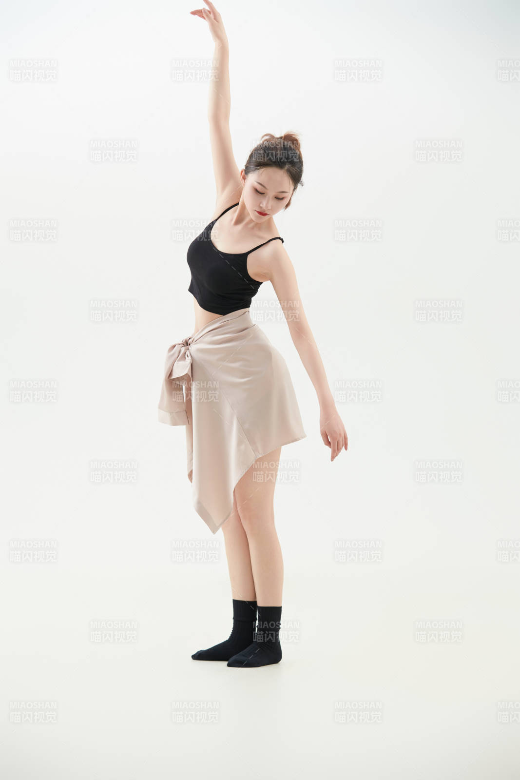 跳现代舞的亚洲舞蹈演员图片
