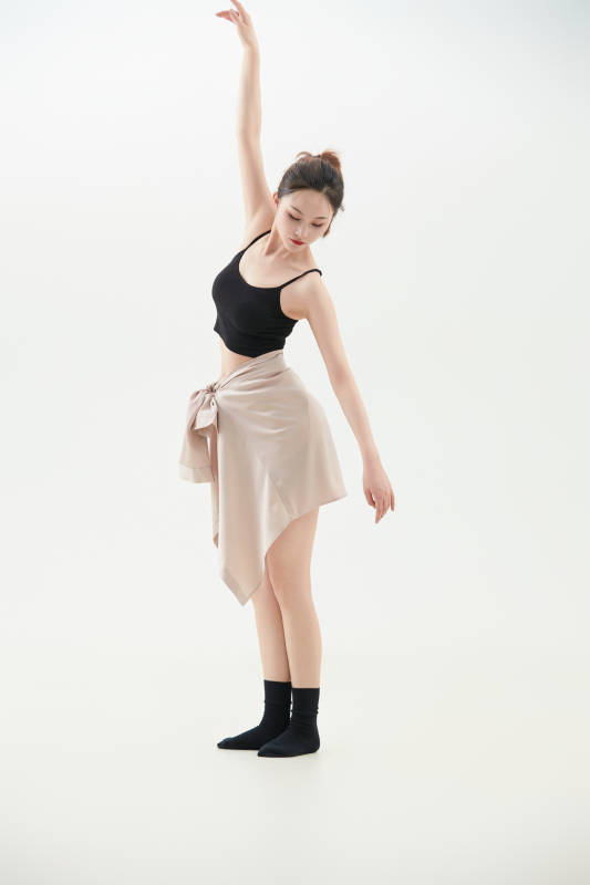 跳现代舞的亚洲舞蹈演员图片