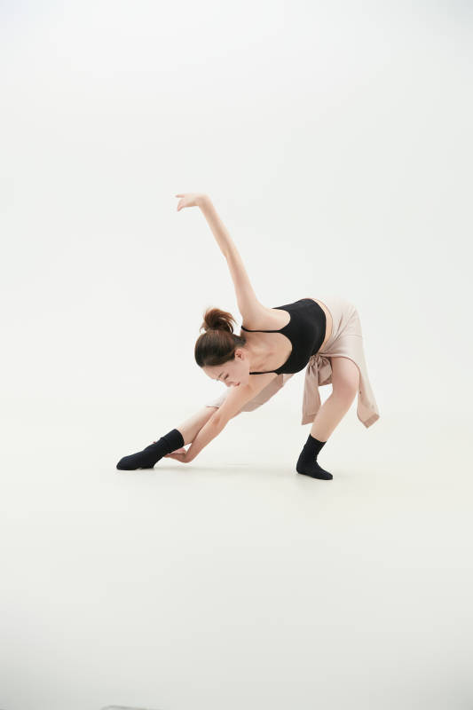 跳现代舞的亚洲舞蹈演员图片