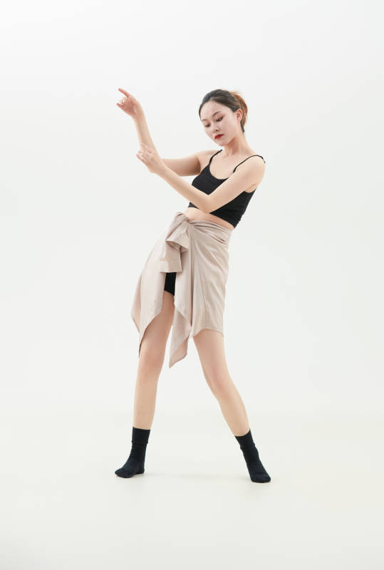 跳现代舞的亚洲舞蹈演员图片