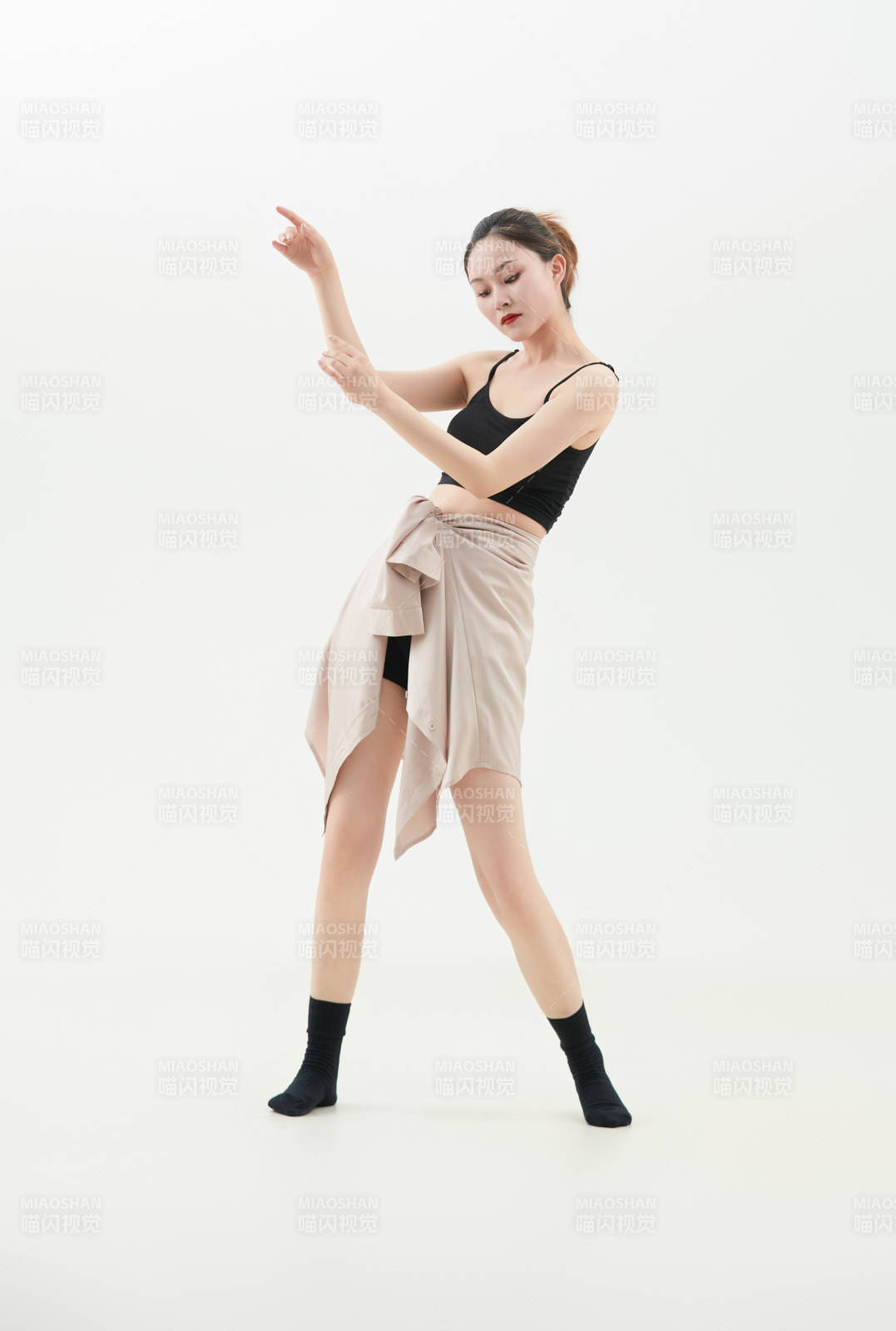 跳现代舞的亚洲舞蹈演员图片