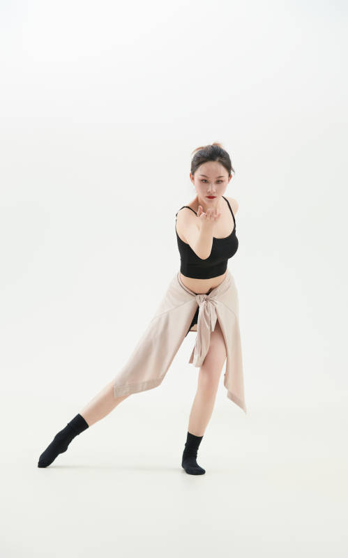 跳现代舞的亚洲舞蹈演员图片