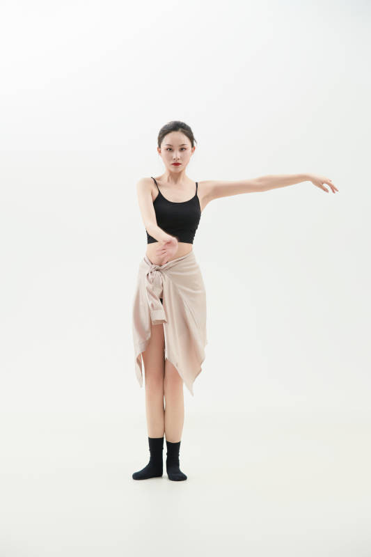 跳现代舞的亚洲舞蹈演员图片