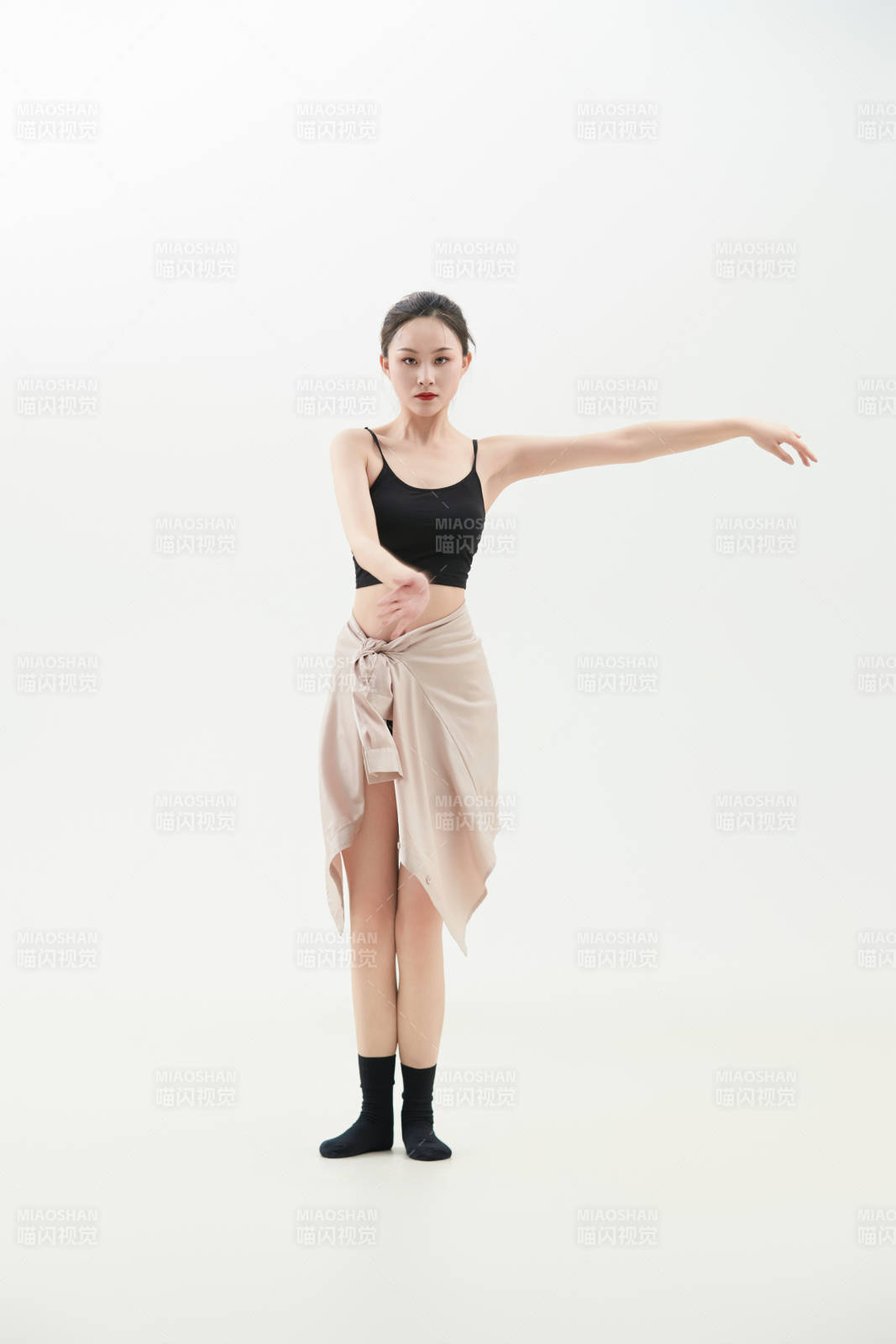 跳现代舞的亚洲舞蹈演员图片