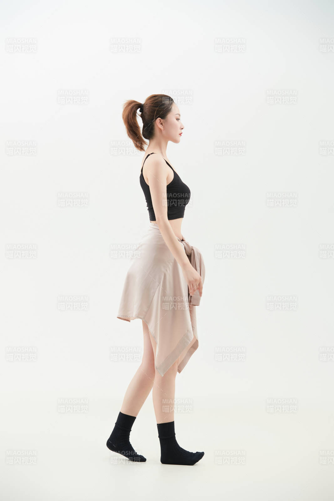 跳现代舞的亚洲舞蹈演员图片