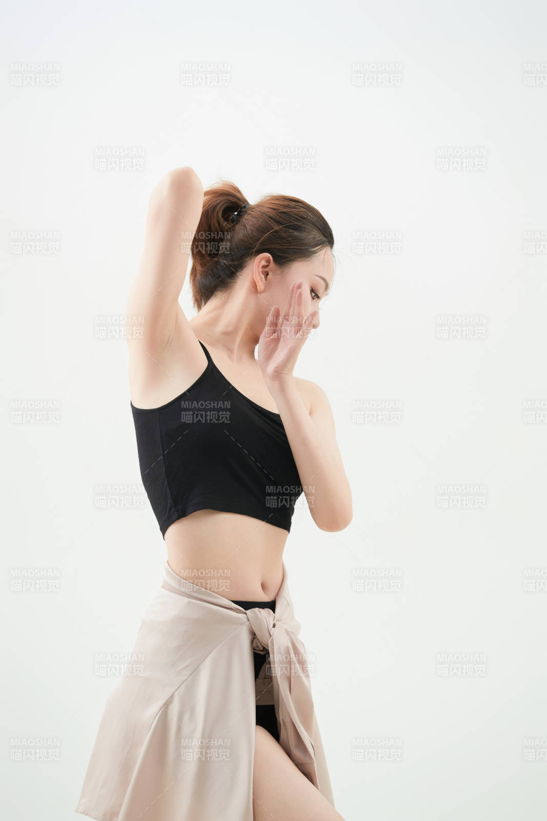 跳现代舞的亚洲舞蹈演员图片