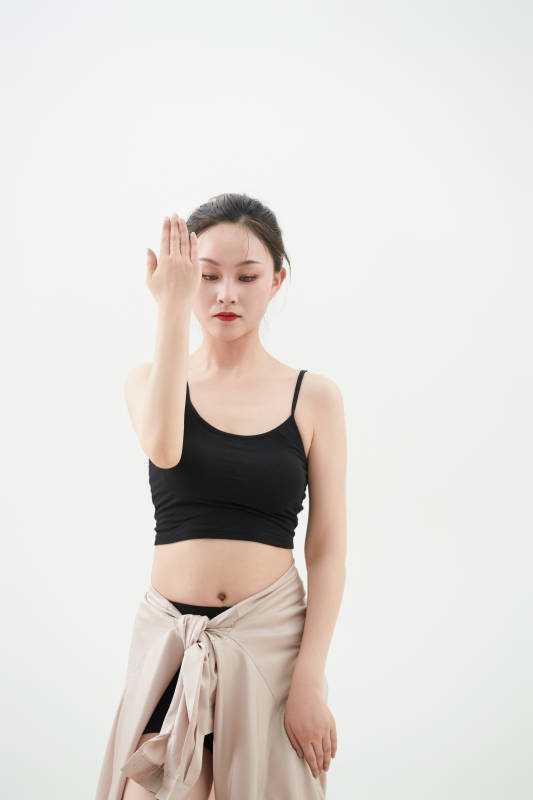 跳现代舞的亚洲舞蹈演员图片