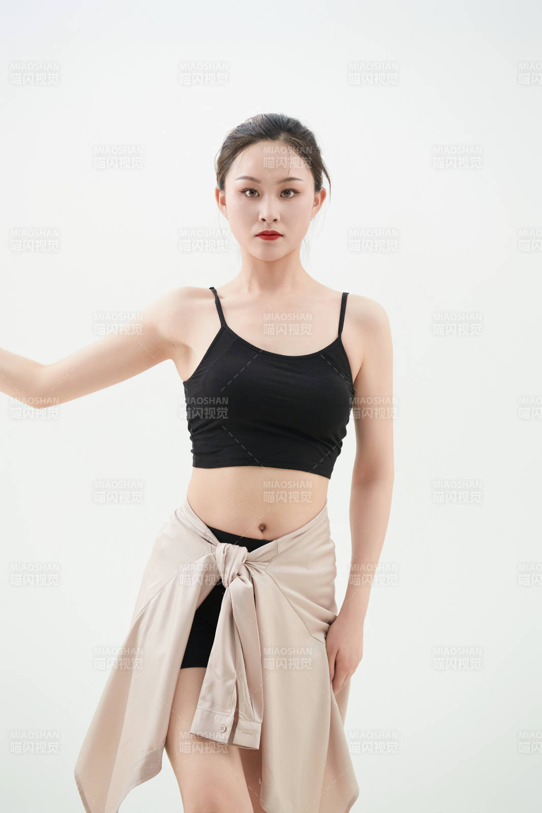 跳现代舞的亚洲舞蹈演员图片