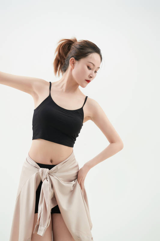 跳现代舞的亚洲舞蹈演员图片