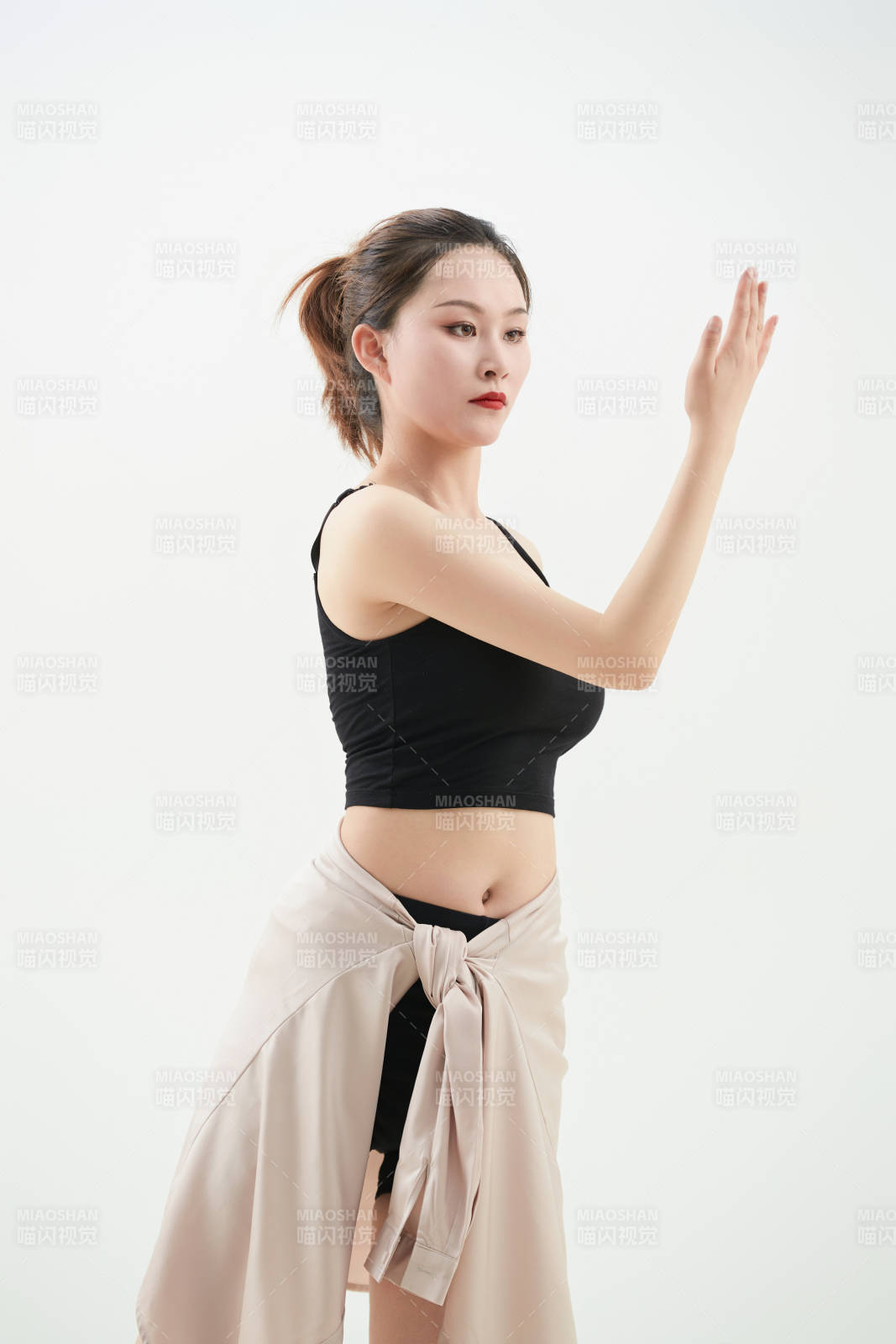 跳现代舞的亚洲舞蹈演员图片