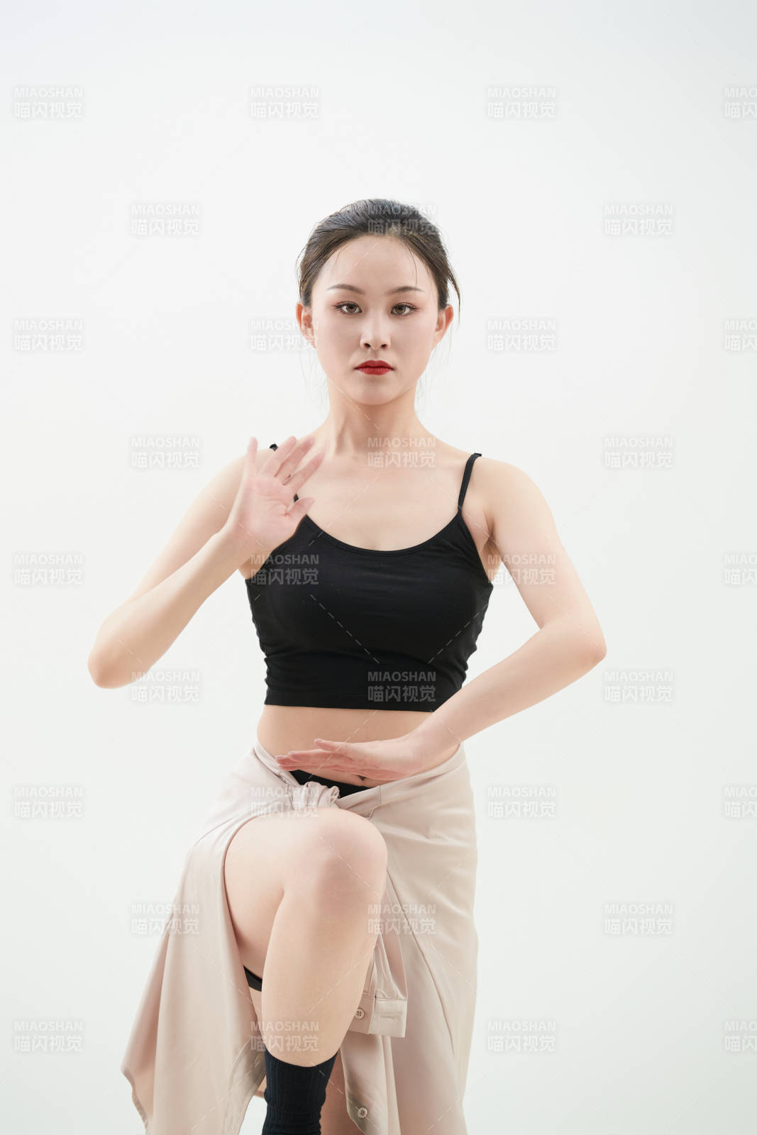 跳现代舞的亚洲舞蹈演员图片