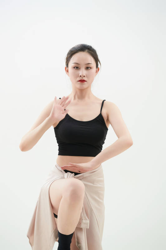 跳现代舞的亚洲舞蹈演员图片