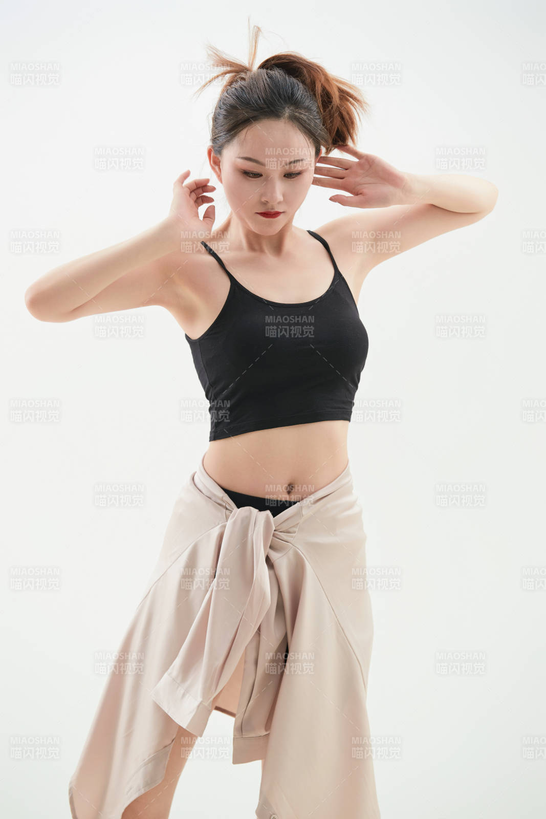 跳现代舞的亚洲舞蹈演员图片