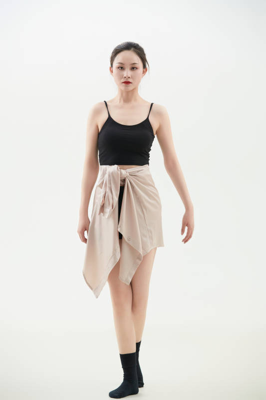 跳现代舞的亚洲舞蹈演员图片