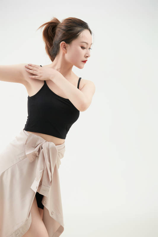 跳现代舞的亚洲舞蹈演员图片