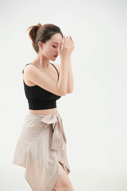 跳现代舞的亚洲舞蹈演员图片