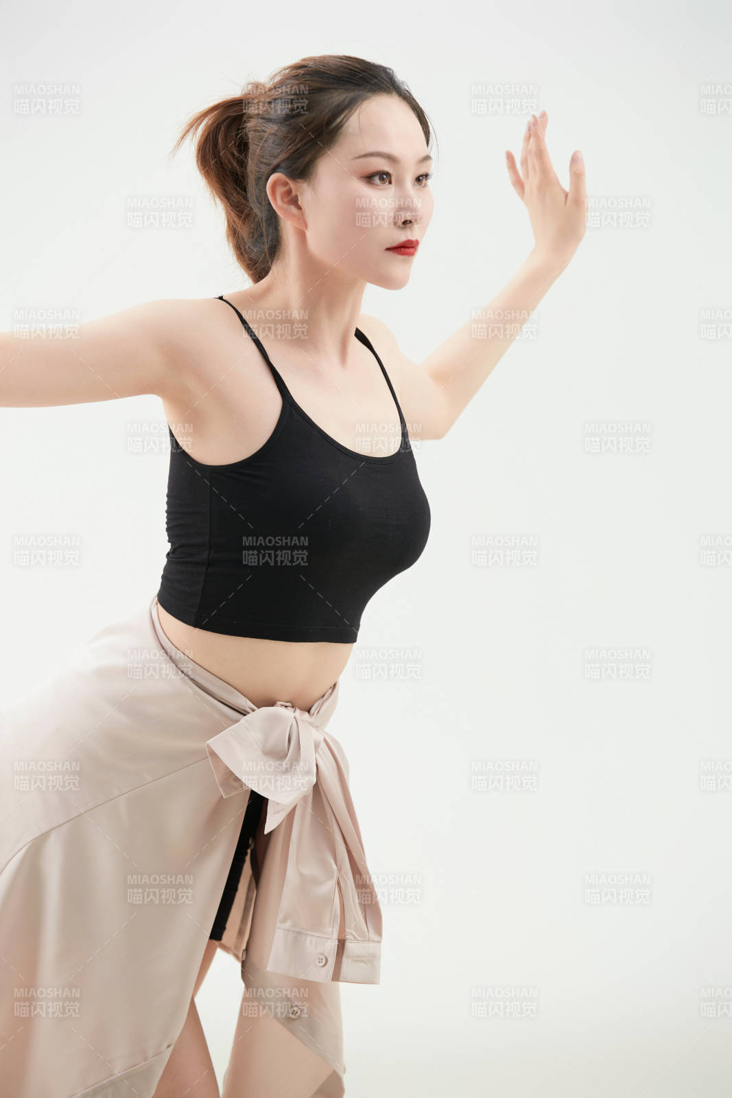 跳现代舞的亚洲舞蹈演员图片