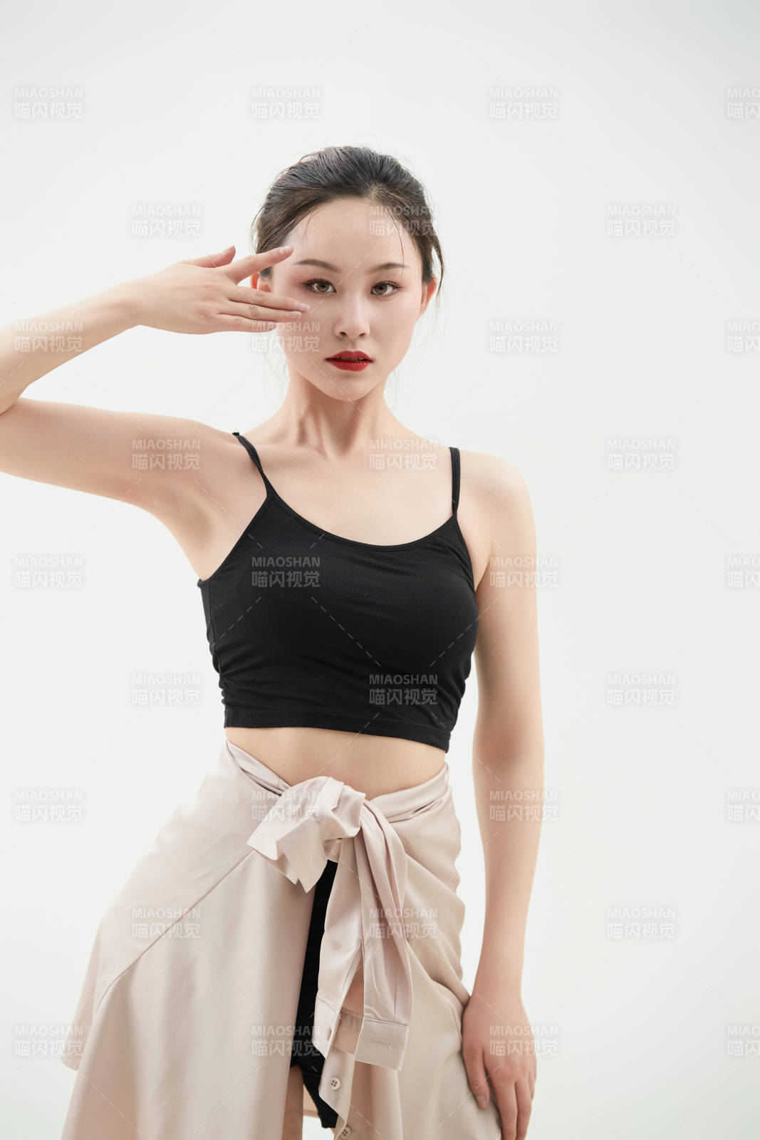 跳现代舞的亚洲舞蹈演员图片