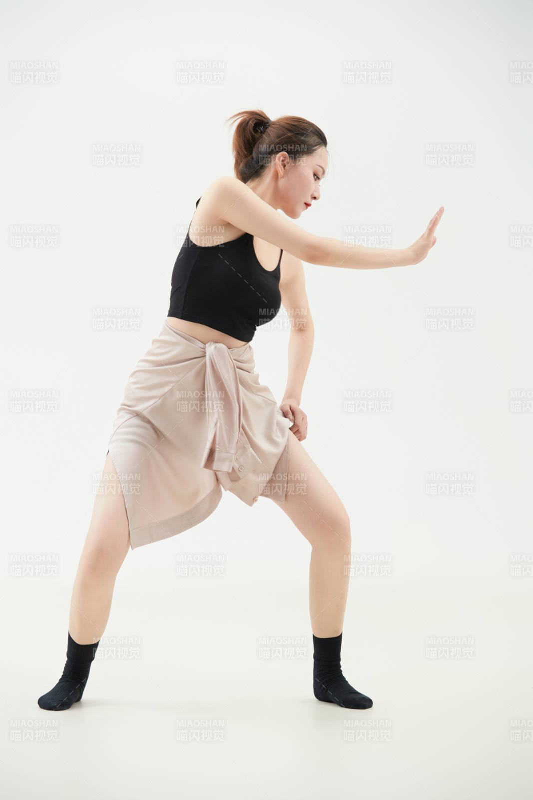跳现代舞的亚洲舞蹈演员图片