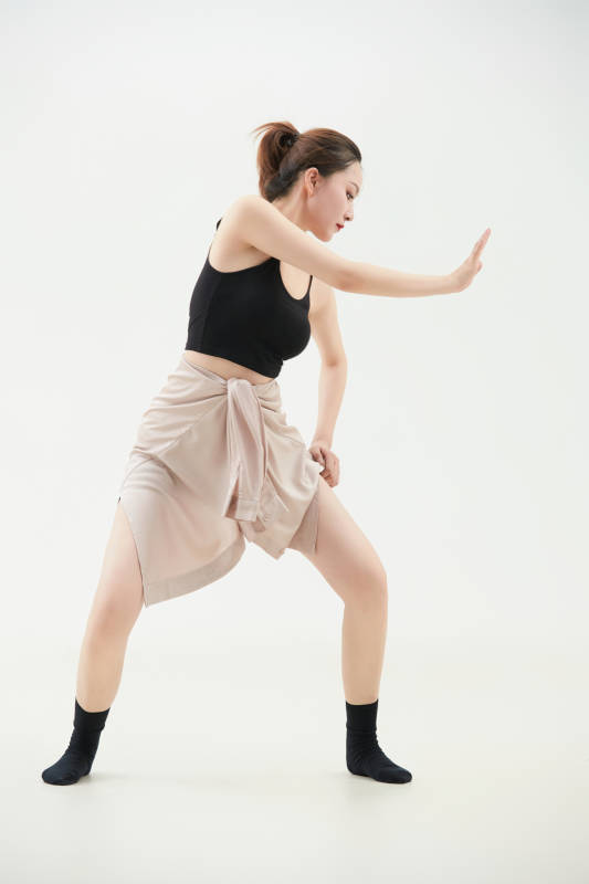 跳现代舞的亚洲舞蹈演员图片