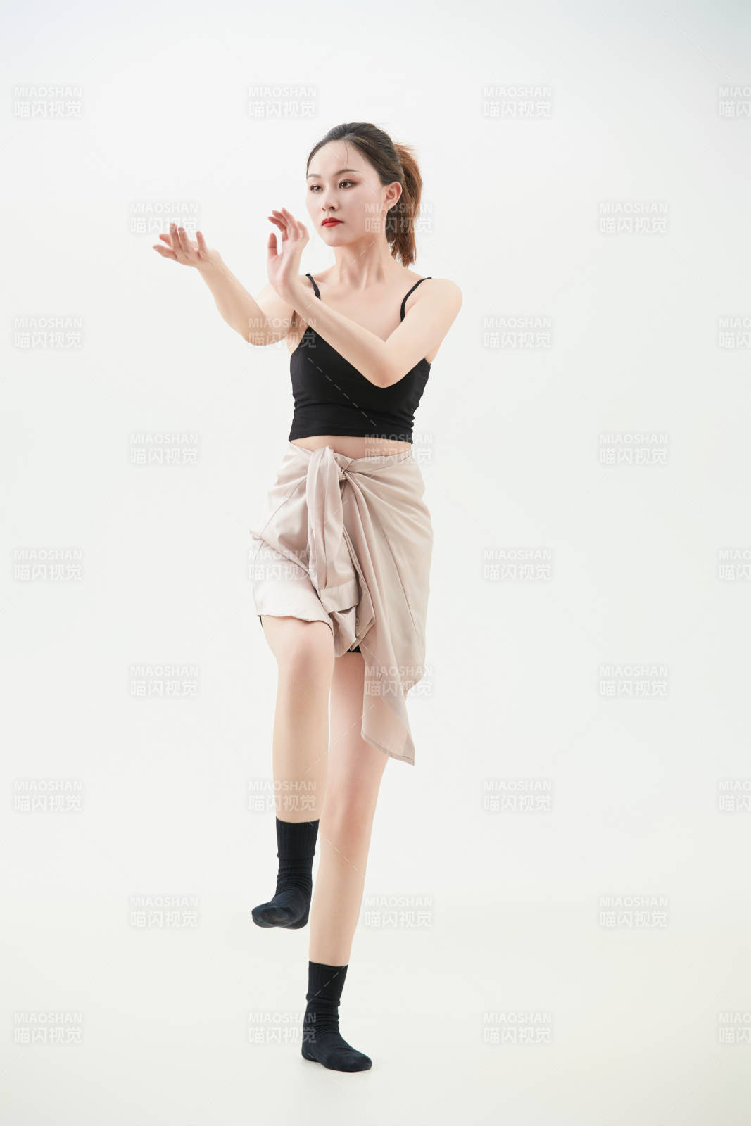 跳现代舞的亚洲舞蹈演员图片