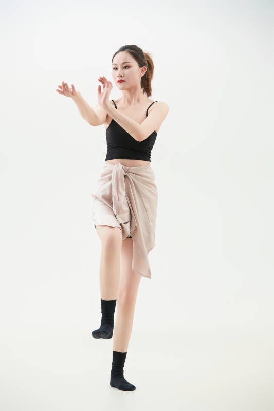 跳现代舞的亚洲舞蹈演员图片