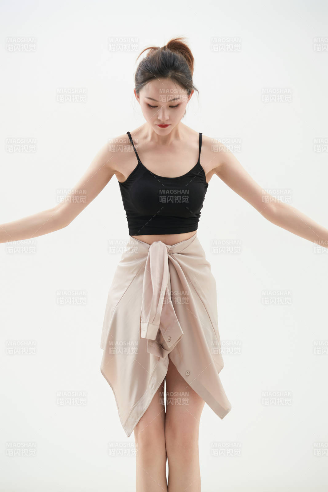 跳现代舞的亚洲舞蹈演员图片