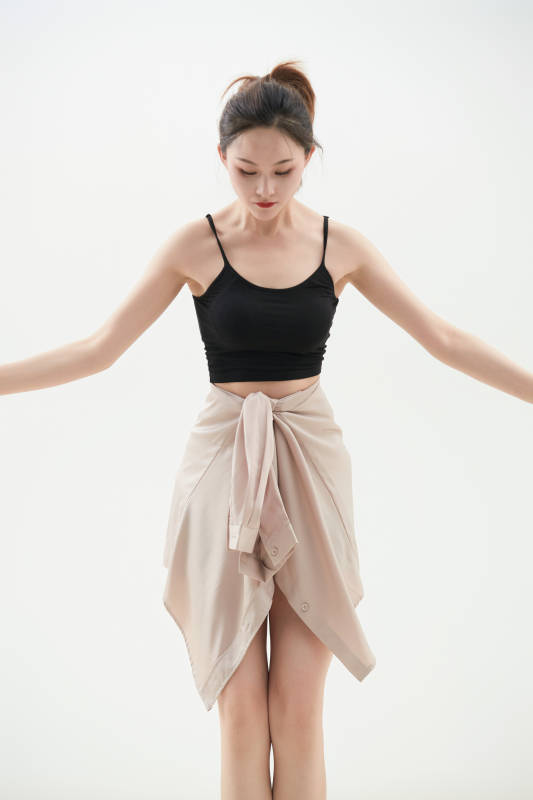 跳现代舞的亚洲舞蹈演员图片