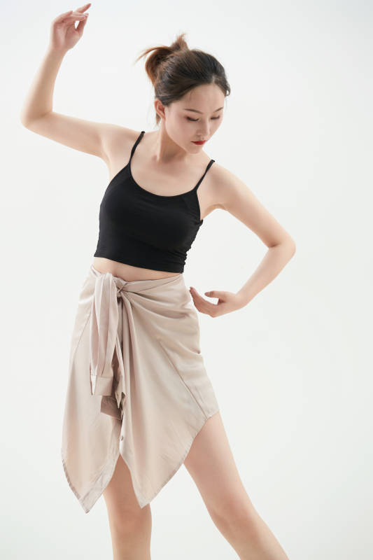 跳现代舞的亚洲舞蹈演员图片