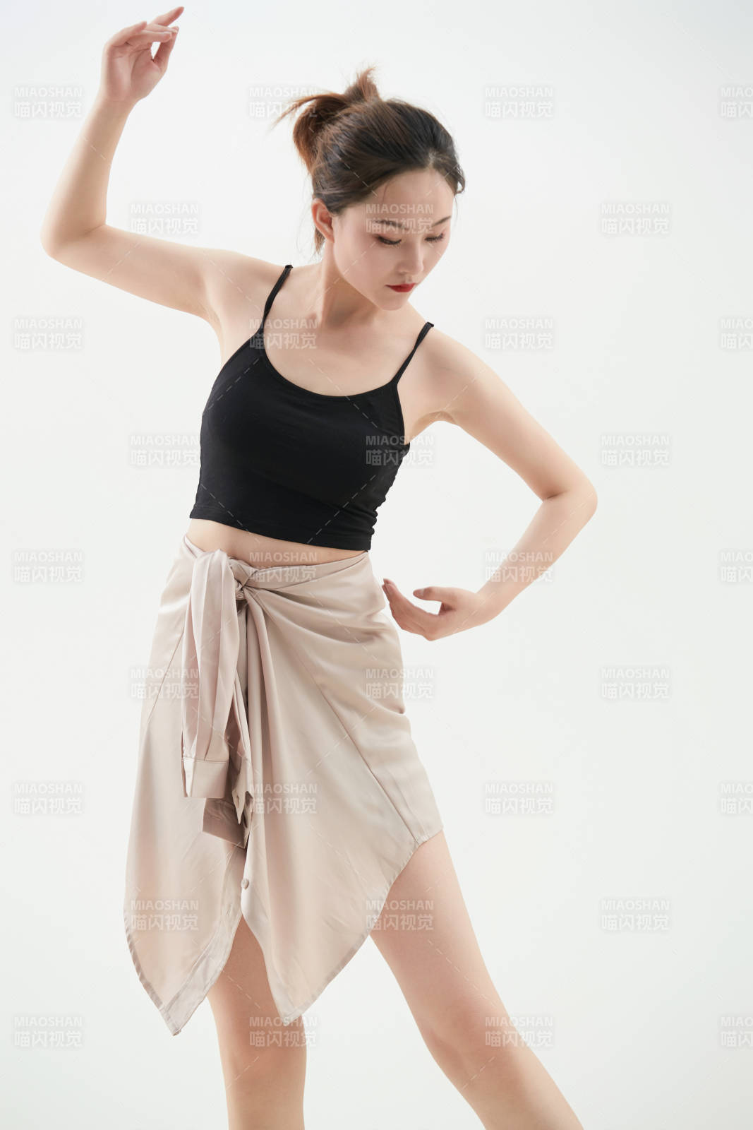 跳现代舞的亚洲舞蹈演员图片