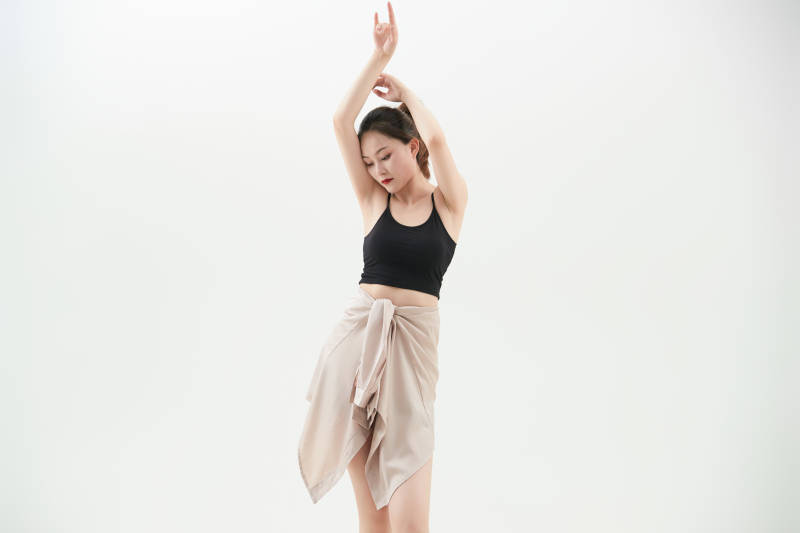 跳现代舞的亚洲舞蹈演员图片