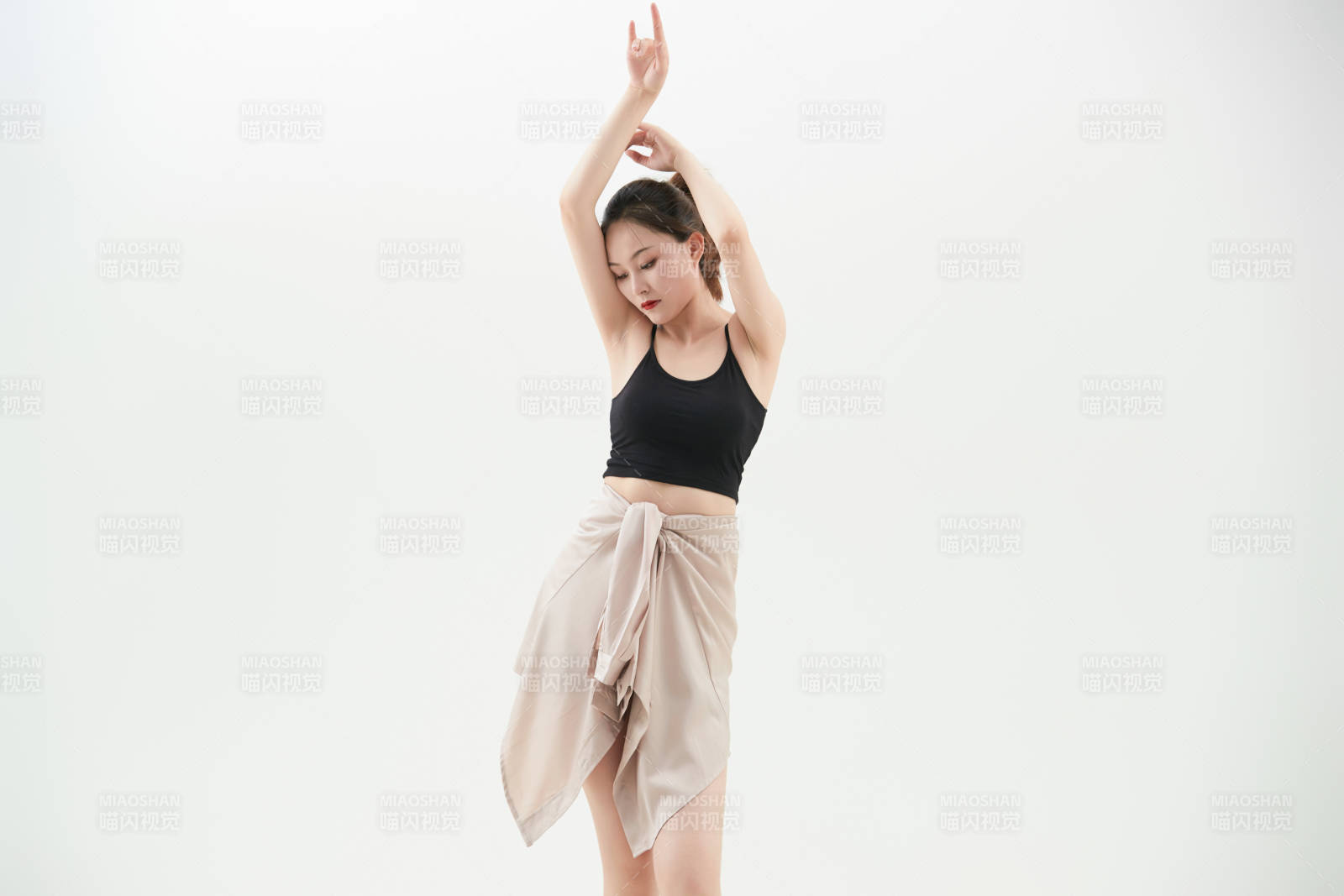 跳现代舞的亚洲舞蹈演员图片