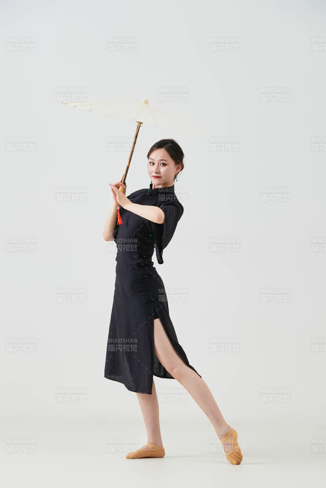穿中式旗袍手拿油纸伞翩翩舞蹈的亚洲少女舞者图片
